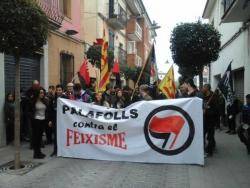 Desenes de persones es manifesten a Palafolls contra la desfilada de Legionaris