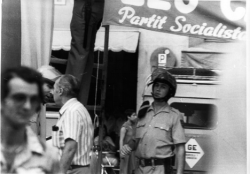 Imatge de la Diada de 1981 quan la policia espanyola començava a retirar una pancarta penjada a la plaça Independència  a Girona amb el lema "Els catalans no som espanyols"