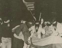 Manifestants independentistes cremant una bandera espanyola arrencada a Canaletes (23/04/1988)