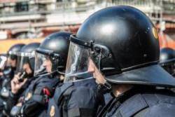 Cascos de Mossos d?Esquadra sense logotip. Foto: Crític / Jordi Borràs