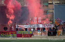 La penya Reducte Gris Grana donant suport als jugadors del Júpiter (imatge: facebook Reducte Gris Grana)