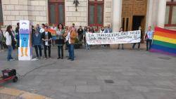 Concentració a Reus pel dia internacional contra l'homofòbia i la transfòbia