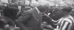 Al minut 18 del documental es pot veure com  Francesc Macià va visitar el club quan era president de la Generalitat republicana (on va ser obsequiat amb un escut del club).