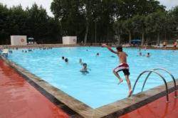 La CUP-Crida per Girona reclama lús del català a les piscines municipals (Imatge: CUP Girona)