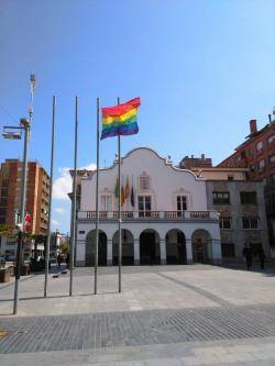 La bandera de l'alliberament  LGTB oneja avui a Cerdanyola del Vallès i altres ciutats catalanes