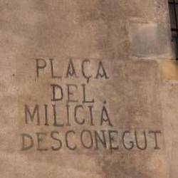 Placa que recorda el milicià desconegut, a la plaça Sant Josep Oriol de Barcelona