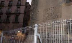 Placa que recorda el milicià desconegut, a la plaça Sant Josep Oriol de Barcelona