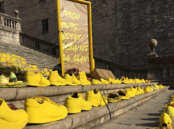 Acció a l'escales de la catedral de Girona