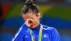 Majlinda Kelmendi plora després de guanyar l'or per Kosovo