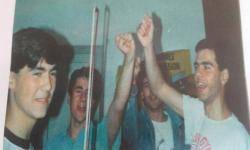 A la dreta de la fotografia de 1990 es veu Santi Vila amb el puny alçat al Casal Independentista de Figueres (Imatge: Casal de Catalunya Lliure / Maulets)