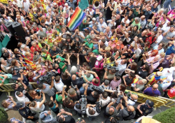 Concentració de suport al govern de Badalona a la porta dels jutjats de la població