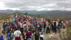 TCentenars de persones demanen el desmantellament de la base militar de Sant Climent Sescebes