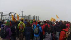 200 persones encerclan la base militar al cim del Montseny per exigir el seu tancament