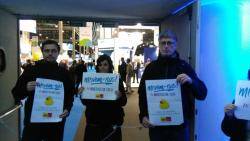La CUP Poble Actiu s'encadena a les portes del Saló Iwater Barcelona per la remunicipalització de l'aigua