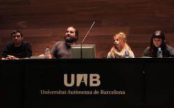 L'assemblea de lletres de la UAB ha organitzat una xerrada amb Eudald Calvo i Rubén de la Fuente. (Foto: Idoia Capuz)