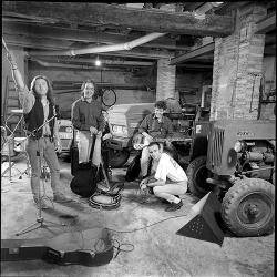 1985 Els Pets es presenten en societat amb un concert a l'Ateneu Llentisclell de Constant&iacute;