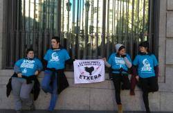 Militants d'Ernai encadenats a a la seu de les Institucions Penitenciàries de Madrid. (Foto: Llibertat.cat)