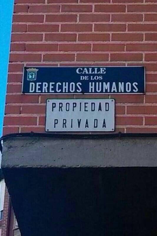 Carrer dels Drets Humans: Propietat privada