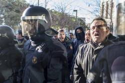 Membres del SAPOL boicotejant la roda de premsa de Josep Garganté. Foto: Directa / Àngel Garcia
