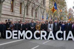 Milers de persones acompanyen Carme Forcadell a declarar