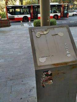 Així va quedar la placa després de l'atac feixista