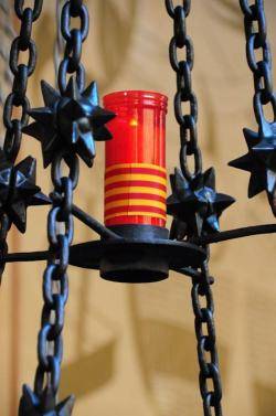 La Flama de la Llengua Catalana crema renovada a Montserrat