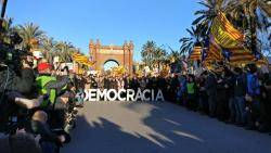 Els repressaliats i membres del govern s'han fotografiat rere la paraula 'democràcia' (Foto: @assemblea)