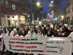 Un miler de persones es manifesten a Sabadell contra el col·lapse a les urgències del Taulí