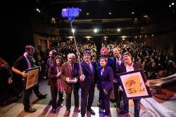 "Selfie" del president de la Generalitat amb els premiats i el públic assistent a l'acte