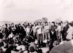 Imatge d'una assemblea pagesos de Gandesa en la primera vaga pagesa després de la dictadura el 1977. La nova tàctica de lluita pagesa va ser la convocatòria de tractorades. Els pagesos feien la seva protesta ocupant les carreteres principals per fer senti
