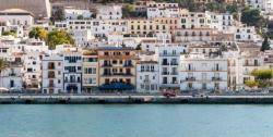Eivissa ofegada pels lloguers turístics demana auxili a l'executiu illenc perquè actuï