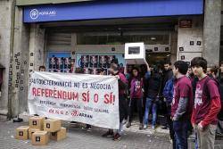 Arran inicia la campanya pel referèndum amb una concentració davant de la seu del PP a Barcelona