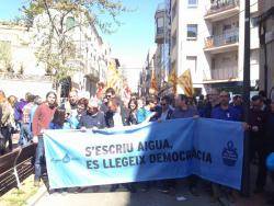 Milers de persones es manifesten a Terrassa per la municipalització de l'aigua