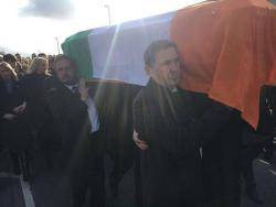 Arnaldo Otegi i Urko Aiartza, portant el f&egrave;retre