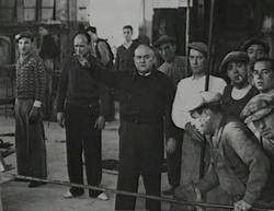 Joan Peiró, una fotografia a l'obrador de vidre on treballava