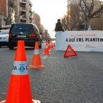 4 persones en defensa de Collserola embidonats davant l'ajuntament d'Esplugues de Llobregat