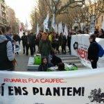 4 persones en defensa de Collserola embidonats davant l'ajuntament d'Esplugues de Llobregat