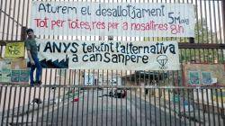 La Plataforma Can Sanpere acampa davant l'Ajuntament de Premià de Mar