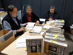 Lluís Busquets i Grabulosa signant exemplars del llibre sobre Xirinacs: FOTO: @BalaschEditor