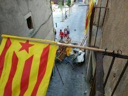 Foto que mostra el carrer de davant del Casal de Joves 4 Rius de Girona, amb una petita barricada que tallava el carrer