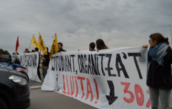 Estudiants de la UAB tallen l'AP-7 i B-30 durant més de mig hora