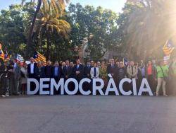 Gairebé 2.000 persones amb els membres de la Mesa del Parlament devant del TSJC