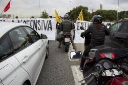 Estudiants de la UAB tallen l'AP-7 i B-30 durant més de mig hora