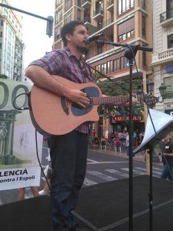 Pau Alabajos amb les seves cançons ha donat per finalitzada la manfestació