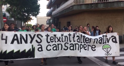 Una manifestació multitudinaria a Premià visualitza la indignació pel desallotjament de Can Sanpere