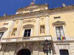 La CUP penja la bandera LGBTI al balcó de l?Ajuntament de Tarragona el dia de l'alliberament