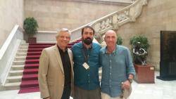 Dani Cornellà, junt a Lluís Llach i Eduardo Reyes, de Junts pel Sí, en un acte de suport al referèndum
