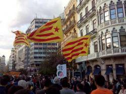 "Amb organització, mobilització i fermesa, farem el Referèndum i guanyarem la República catalana independent!" Poble Lliure