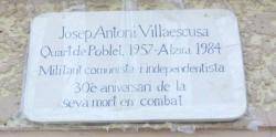 Placa en memòria de Toni Villaescusa, en el 30è aniversari de la seva mort