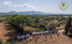 Centenars de persones participen en la trobada reivindicativa contra el macro-càmping de Garriguella